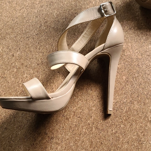 Strap nude heels - Picture 2 of 3